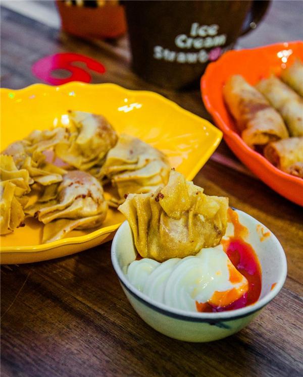 Với món ăn vặt đơn giản như hoành thánh và chả giò chiên thì chỉ cần sốt mayonnaise béo béo cùng tương ớt là đủ tôn vinh lên phần thịt bằm có nấm bên trong, lại càng thích hơn khi dùng nóng và giòn rụm. (Ảnh: Internet)