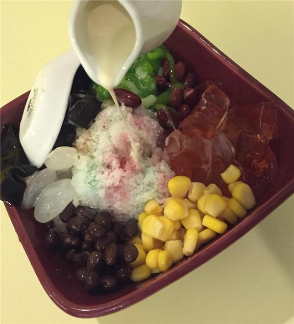 Tên chè hơi lạ, công thức cũng… lạ luôn. Một phần chè chendol gồm có đậu đỏ, đậu đen, bánh lọt, bắp, cao quy linh, rau câu, thốt nốt, siro bạc hà, siro dâu và sữa. Thành phần có vẻ... không liên quan nhau nhưng có công dụng giải nhiệt khá tốt. (Ảnh: Internet)