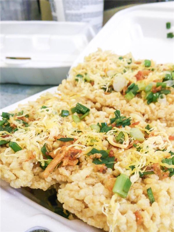 Làm sao quên được miếng cơm cháy thật to, còn nóng hổi, thơm nức mùi hành mỡ và nước mắm? Cơm cháy chà bông quận 11 làm biết bao người nhớ nhung bởi nước mắm sệt sệt có vị hơi ngọt, mỡ hành béo béo cùng chà bông mằn mặn, cắn một miếng thôi là không muốn ngừng lại. (Ảnh: Internet)