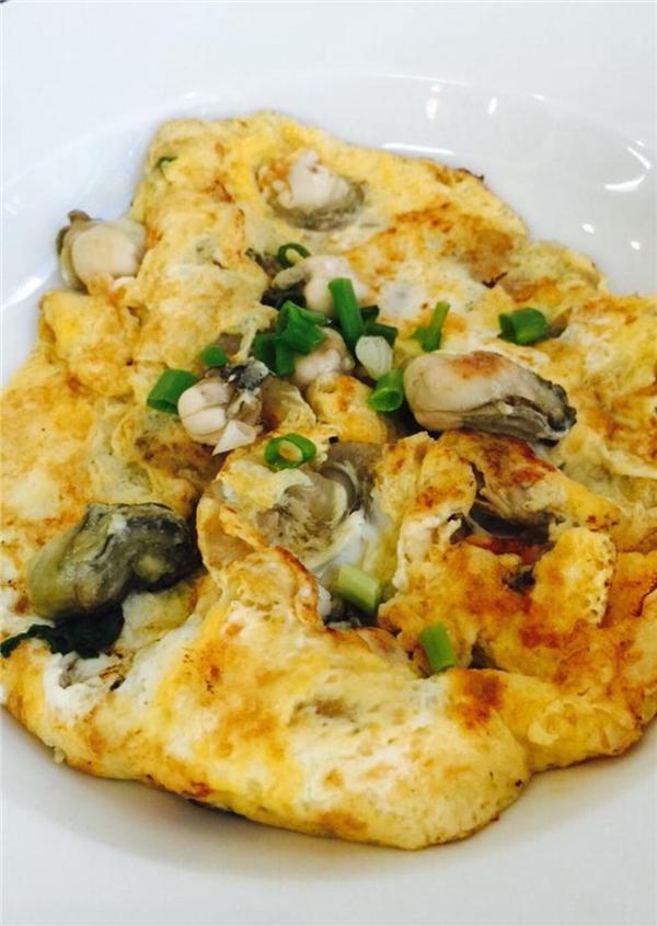 Bên cạnh những con hào nhỏ, dai dai, ngòn ngọt nằm gọn trong phần trứng vàng ươm, điểm nhấn của món này chính là phần nước chấm – ngon và cay tuyệt vời. (Ảnh: Internet)