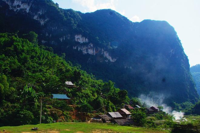 Bản Bàng nằm tại xã Trung Thượng thuộc huyện vùng cao Quan Sơn. Dân cư ở đây 100% là người Thái đen, bao gồm gần trăm hộ sống tập trung, được bao bọc bởi hệ thống rừng tre, trúc đặc biệt là cây luồng ken đặc. Luồng là loại cây thuộc họ tre, và Thanh Hóa được coi là "quê hương" của giống cây đa dụng này với diện tích lên đến 60 vạn hecta.