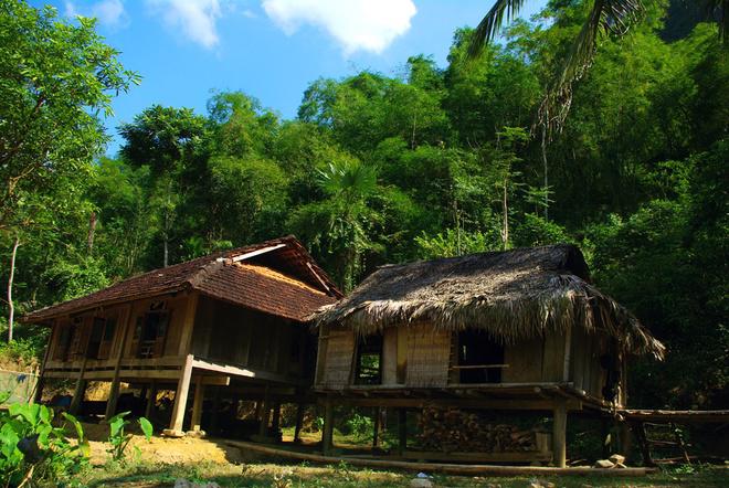 Trong sinh hoạt của đồng bào Thái bản Bàng, ngôi nhà sàn là một phần rất quan trọng của cuộc sống. Ngoài việc giữ vai trò che chở, nghỉ ngơi của người dân, nó còn mang rất nhiều giá trị văn hóa riêng độc đáo. Điển hình là phong tục "ngủ thăm" rất nổi tiếng, một nét đẹp tiêu biểu của dân tộc Thái hàng trăm năm qua.