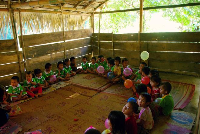 Trong một lớp học được lắp ghép tạm bằng gỗ, tre, nứa của trẻ em bản Bàng. Cuộc sống của đồng bào Thái đen ở đây vẫn còn nhiều khó khăn, tuy vậy thời gian gần đây bản Bàng cùng huyện Quan Sơn đã được quan tâm đầu tư nhiều, và đường sá đi lại đã được cải thiện tốt hơn trước.