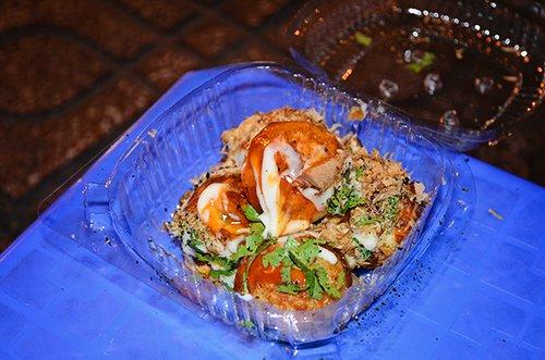 Một phần bánh bạch tuộc có giá dao động 20.000 đồng/ một hộp/ 5 viên. Ảnh: Phong Vinh