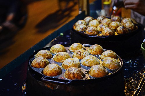 Những chiếc bánh được nướng trên khuôn có mùi thơm hấp dẫn. Ảnh: Phong Vinh