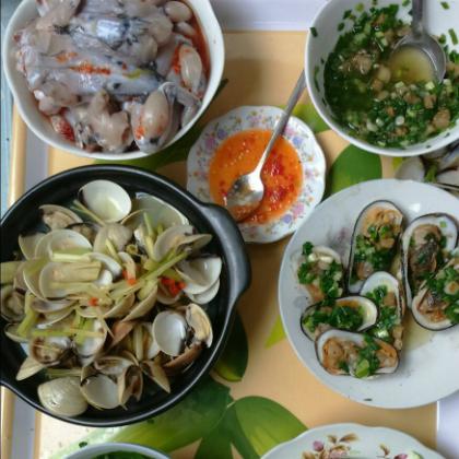Do nguyên liệu chủ yếu được chế biến từ các loại hải sản tươi sống, mới lấy từ biển lên, nên khi ăn bạn còn cảm nhận được cả hương biển nồng nàn. Ảnh: Hàu sữa Long Sơn.