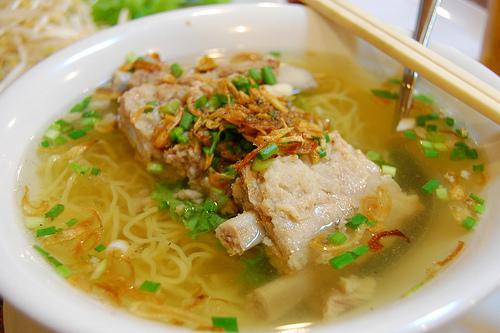 Bạn có thể ăn tại các quán bán hủ tiếu trên đường Trương Công Định, đường 30/4 Lý Tự Trọng… với giá từ 25.000 đồng một tô. Ảnh: Xzone.vn