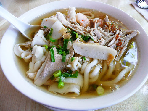 Giá cho mỗi tô bánh canh khoảng 40.000 đồng, bạn có thể ăn trên đường Bà Triệu, trước cổng chào thành phố Bà Rịa - Vũng Tàu... Ảnh: Cô Ba