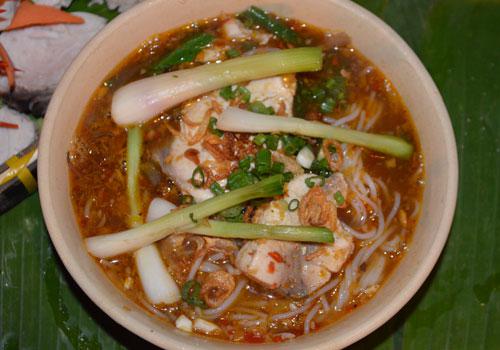 Bất kể sáng, trưa, chiều, tối bạn đều có thể lựa chọn bún súng làm món ăn chính để dùng bữa. Giá trung bình 30.000 đồng một tô. Ảnh: Saigonamthuc