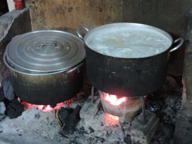 Cho đậu xanh vào nồi nấu chín thật mềm.