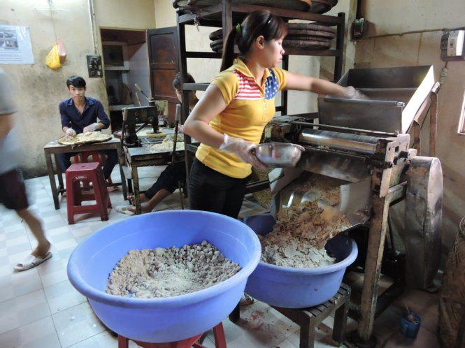 Đậu xanh nấu chín cho vào máy xay nhuyễn thành bột.