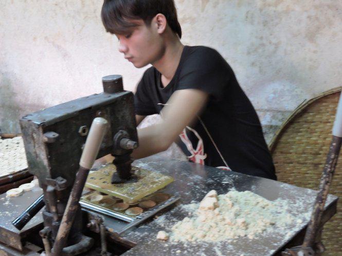 Bột được cho vào khuôn để in thành bánh.