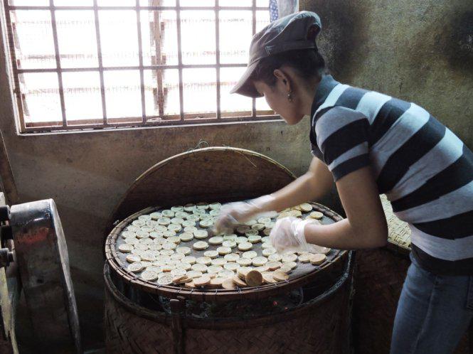 Trước khi cho vào phong bao, đem bánh sấy chín.