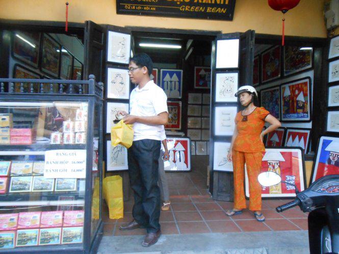 Du khách tìm mua để thưởng thức hoặc làm quà gửi cho người thân.