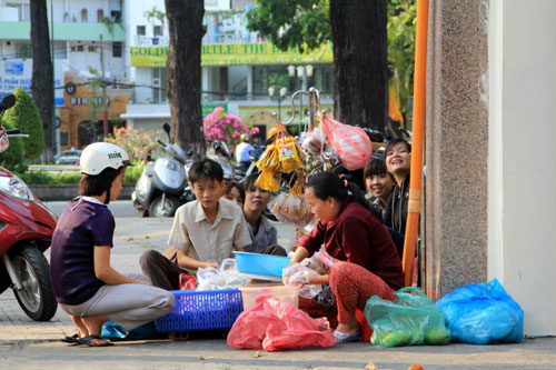Những gánh hàng rong trên các con đường luôn được nhiều bạn trẻ lựa chọn vì không gian thoải mái, vừa thưởng thức món ăn lại vừa ngắm nhìn phố xá đông đúc. Ảnh: Phong Vinh
