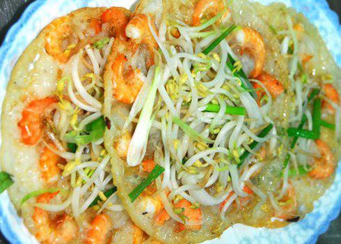 Bánh xèo Quy Nhơn chỉ có một loại nhân duy nhất là tôm tươi. Ảnh: T.D.