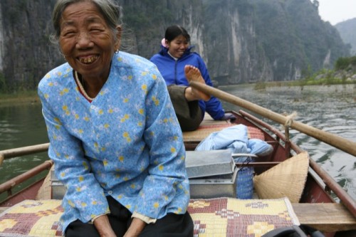 Những bộ áo hoa là trang phục thường thấy của những cô, bà ở nông thôn Việt Nam.