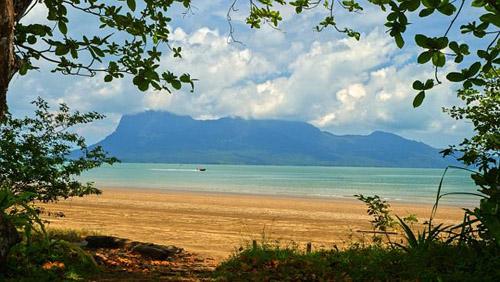 <strong>Vườn quốc gia Bako, Malaysia: </strong>Cách duy nhất tới đây là đi bằng thuyền. Vườn quốc gia Bako là nơi hội tụ những khu rừng già nhiệt đới với dây leo chằng chịt, tán cây sum suê, bãi cát trắng mịn tự nhiên cùng với sự đa dạng của các loài động vật quý hiếm bên bờ Bắc Borneo. Du khách có thể ở lại trong công viên để nghỉ ngơi và thưởng thức món ăn đặc trưng Nasi Lemak cay được cuốn trong lá chuối.