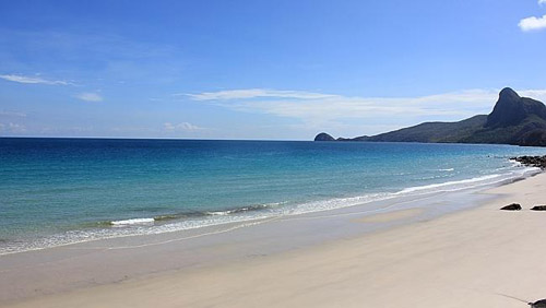 <strong>Bãi Nhát, Côn Đảo, Việt Nam: </strong> Nằm cách thị trấn Côn Đảo khoảng 6 km về phía Đông Nam, Bãi Nhát là điểm đến lý tưởng cho du khách muốn trải nghiệm vẻ đẹp hoang sơ hiếm có, lúc ẩn lúc hiện cùng thủy triều. Du khách có thể nghỉ tại khu resort sang trọng với chi phí khoảng 500 USD hay thuê nhà nghỉ với giá khoảng 15 USD.