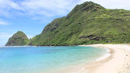 <strong>Tropical, Indonesia: </strong>Bãi biển Tropical không chỉ là nơi hội tụ những rặng san hô đa màu sắc, mà còn là thiên đường nhiệt đới với màu xanh ngọc lam của nước biển. Phà đón du khách từ Lombok đến bãi biển Maluk gần đó. Bạn có thể nghỉ ngơi trong nhà lều với giá khoảng 5-15 USD, nhà nghỉ 55 USD hay khu nghỉ dưỡng với giá 100 USD.