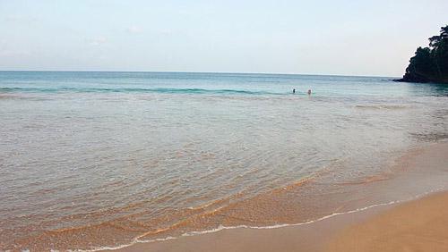 <strong>Talalla, Sri Lanka: </strong>Bờ biển phía Nam Sri Lanka là một bức tranh tuyệt đẹp vào mùa khô (tháng 10 đến tháng 4), thích hợp cho du khách đến trải nghiệm và khám phá. Ngắm nhìn vẻ đẹp hoàng hôn tráng lệ, hàng cọ cong cong trên bãi biển, cảnh ngư dân kéo lưới lúc bình minh, chia sẻ với nhau việc đánh bắt cá trong ngày hay rủ nhau chơi dế trên cát lúc nghỉ ngơi là những hoạt động bạn có thể làm ở đây.