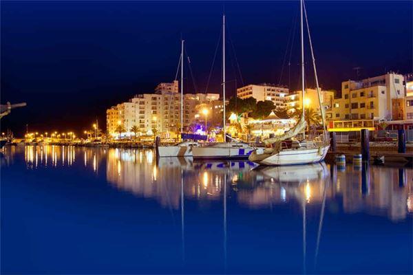 Ibiza, Tây Ban Nha: Tiệc tùng ở đây được nhiều du khách nhận xét giống như một cuộc chè chén cuối tuần tại hộp đêm sôi động nhất New York. Ibiza nổi tiếng là điểm ăn chơi thâu đêm suốt sáng với khoảng 2,8 triệu du khách đổ xô đến mỗi năm. Tuy nhiên nếu bạn không thích những âm thanh DJ quay cuồng, lễ hội âm nhạc của Croatia là lựa chọn phù hợp. Ngoài cuộc sống về đêm sôi động không kém Ibiza, nơi đây còn có các bãi biển đầy nắng và câu lạc bộ ngoài trời thú vị.