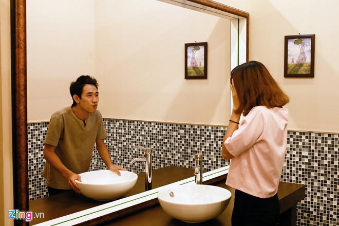 Qua tấm gương soi thần kỳ này bạn sẽ thấy một con người khác của mình trong gương. Ảnh: Zing