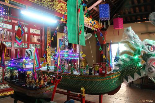 Những chiếc thuyền rồng, ghe giấy được dùng trong nghi lễ Nghinh Ông.