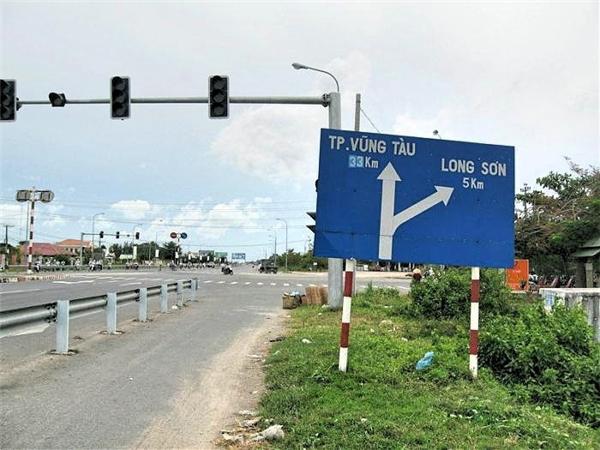 Biển hướng dẫn đường đến Long Sơn. (Ảnh: Internet)