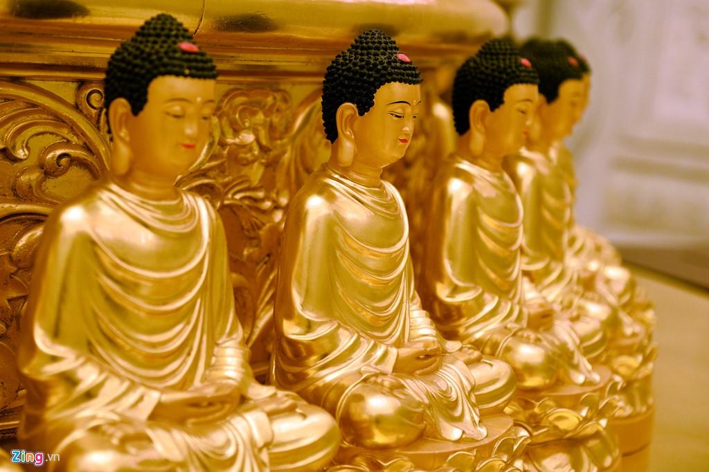 Hàng nghìn bức tượng nhỏ được đặt trang trí quanh bảo tháp.