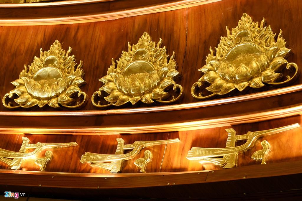 Hình tượng đài sen, chim lạc gắn trên các vách gỗ trong bảo tháp.