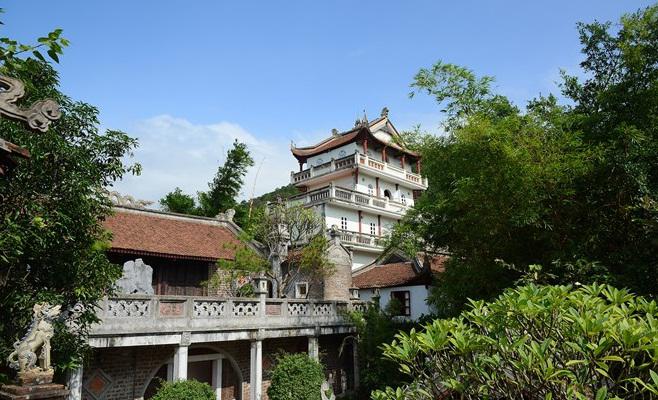 Nhà Tường Vân (5 tầng) là gian nhà cổ thời Nguyễn, tiêu biểu cho ngôi nhà của tầng lớp thượng lưu. Ngôi nhà không chỉ thể hiện địa vị xã hội mà còn cho thấy khả năng cảm thụ nghệ thuật của gia chủ.