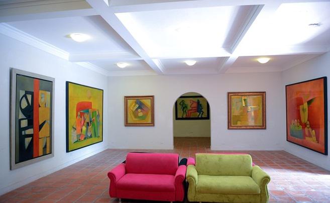 Phòng tranh lớn với các tác phẩm sơn mài đặc trưng của hoạ sĩ Thành Chương nằm ở tầng một gian nhà bên trái nhà Tường Vân.