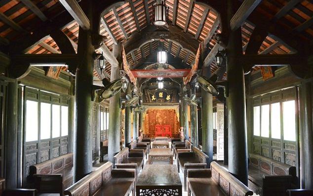 Nhà hát Long Đình nằm ở tầng 2, không gian biểu diễn nghệ thuật dân gian truyền thống với kiến trúc Huế thời Nguyễn và chủ yếu là xây dựng bằng gỗ với những nét chạm khắc tinh tế. Việt Phủ Thành Chương thực sự là một sự bổ sung nhiều ý nghĩa  làm đầy đủ thêm cho các  điểm đến du lịch nổi bật ở Hà Nội  như Văn Miếu Quốc tử giám, Bảo tàng Mỹ thuật Việt Nam.