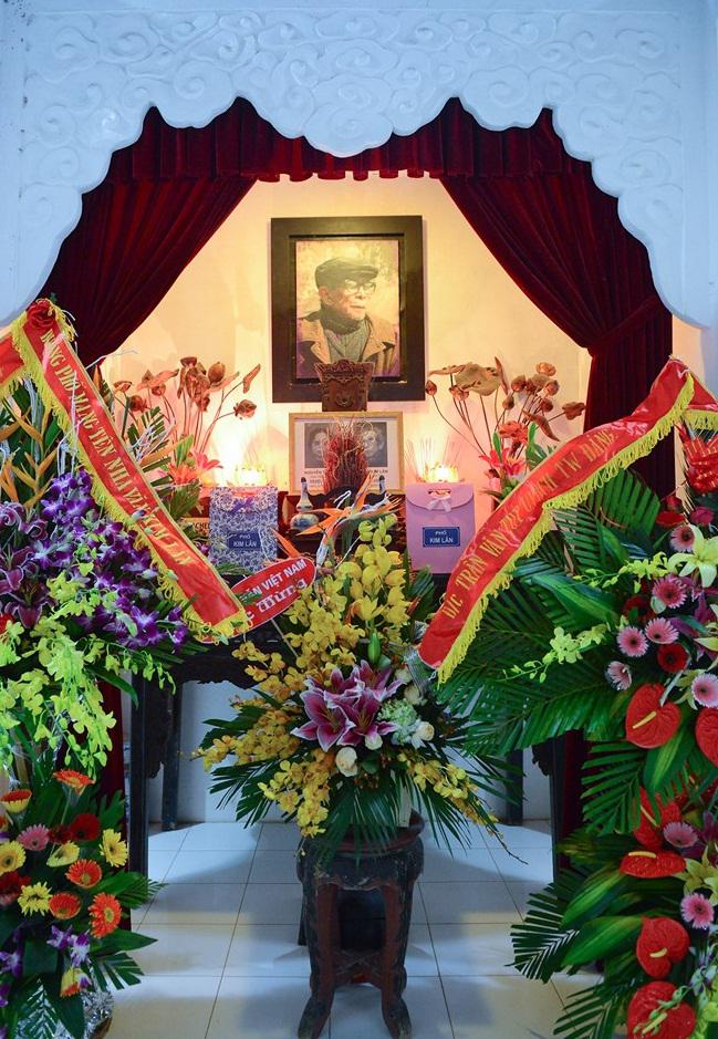 Hoạ sĩ chọn nơi thâm nghiêm nhất, hậu cung của toà nhà chính của Phủ để làm nhà tưởng niệm nhà văn Kim Lân, cha ông.