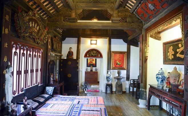 Phòng ngủ trên gác hai với cách bài trí không gian thuần việt ấm cúng, chất liệu thổ cẩm trong gian nhà kiến trúc gỗ mang phong cách đậm dấu ấn Việt.