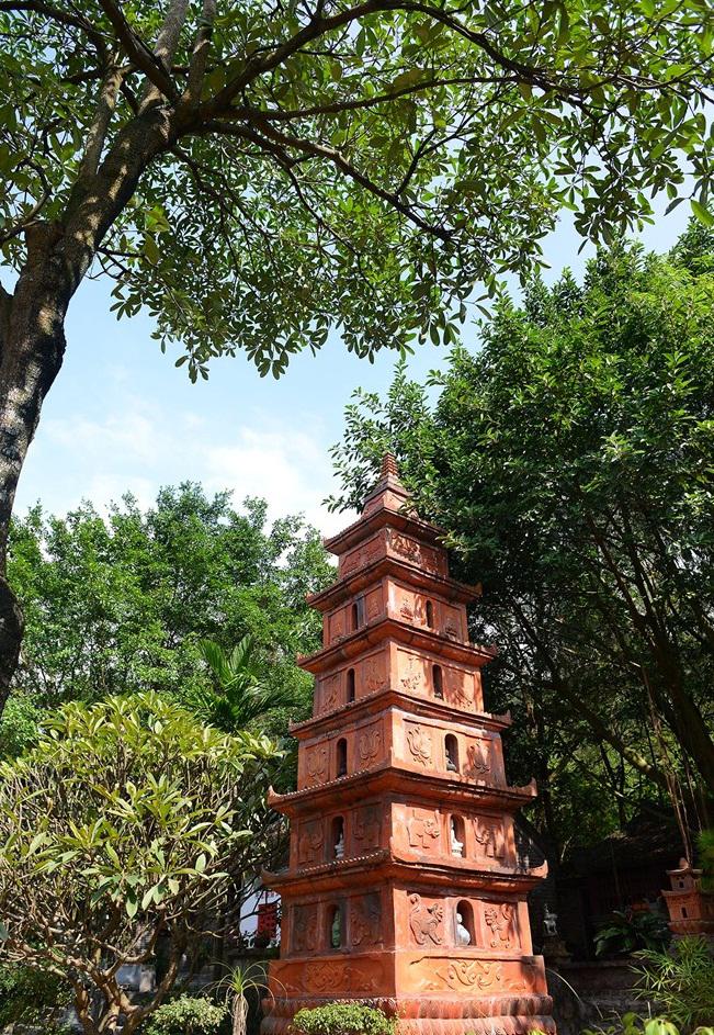 Tháp Thiên Hương là bảo tháp gốm (đất nung) cao 9m được hoạ sĩ tự tay thiết kế lấy cảm hứng từ những mẫu tháp gốm cổ thời Lý, Trần kết hợp các đường nét dân gian.