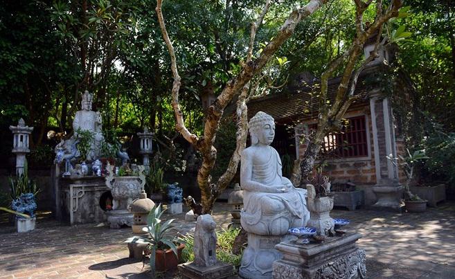 Quần thể nhỏ Việt phủ Tâm linh bao gồm các công trình kiến trúc tôn giáo với biểu hiện đầy đủ những cốt lõi tâm linh của người Việt. Các công trình tượng Phật, đền thờ Đức Thánh Trần, Điện Thờ Mẫu, nhà Thanh Tĩnh nối tiếp nhau trong khuôn viên chính giữa Việt Phủ. Nơi đây cũng thường xuyên đón tiếp các đoàn khách dâng hương lễ phật cũng như tổ chức nghi lễ hầu đồng tại Đền Thờ Mẫu.