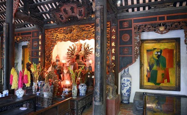 Bên trong bất cứ công trình nào cũng có hình ảnh, dấu ấn hoặc tranh tự hoạ của hoạ sĩ Thành Chương. Gian thờ Phật ở nhà Thanh Tĩnh.