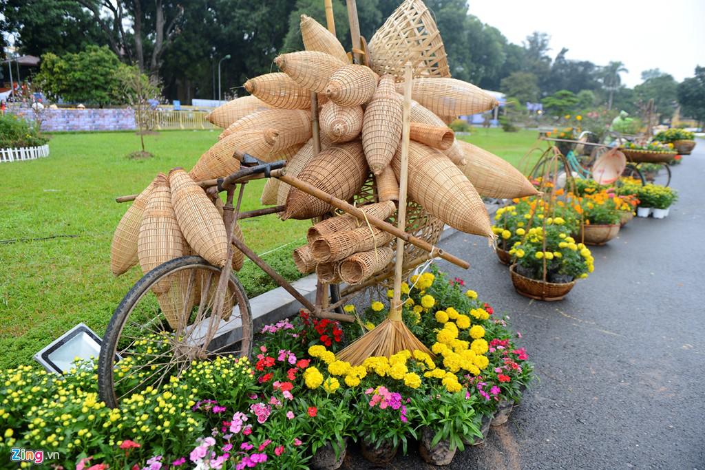 Du khách và người yêu mến Hà Nội còn được ngắm nhìn những gánh hàng hoa, xe đạp hoa đầy màu sắc dọc các "tuyến phố cổ" trong khu trưng bày.