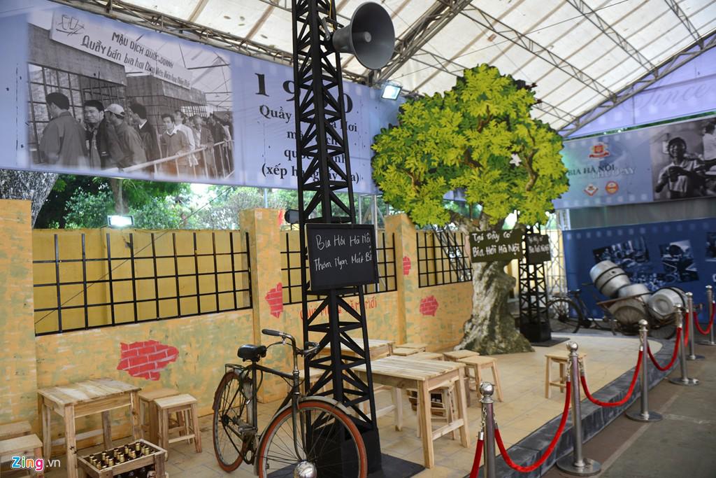 Quán phục dựng góc bán bia như vỉa hè, lòng đường, cột điện cũ, xe đạp thống nhất cùng những bức pano lưu giữ nét văn hóa ẩm thực của người Hà Nội.