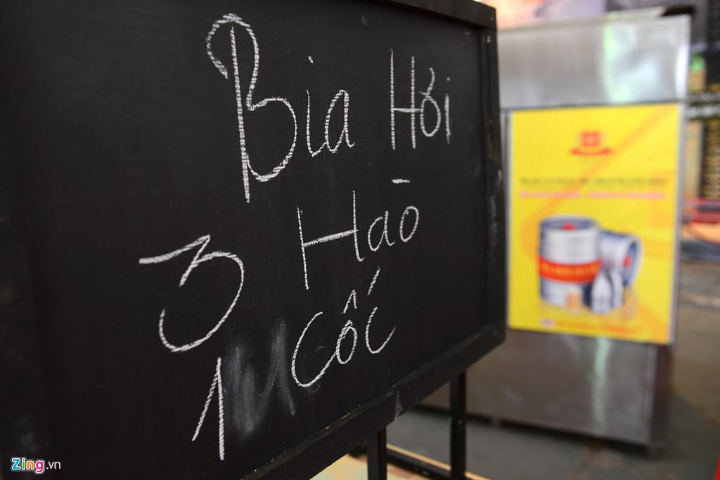 Những tấm biển thông báo giá bia quen thuộc những năm 80 của thế kỷ trước như "3 hào 1 cốc", "xếp hàng lần lượt", "mỗi người chỉ được mua 1 cốc bia"...