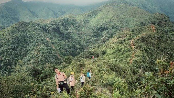 Để lên đến đỉnh ngọn núi, bạn không thể dùng bất kỳ phương tiện nào ngoài đôi chân, men theo lối mòn của người đi trước. Bạn cần thuê một porter dẫn đường, chuẩn bị hành trang gọn nhẹ, đặc biệt là đôi giày tốt thích hợp với việc leo núi.