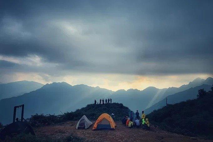 Phạm Công Sơn - người từng chinh phục Tà Chì Nhù - cho biết, anh cùng nhóm bạn mất hai ngày ba đêm băng rừng lội suối. Vì từng leo núi vài lần nên đoạn đường này không mấy khó khăn đối với anh. Ngoại trừ địa hình đa phần là đồi trọc nên khá nắng, vất vả và dễ bị mất nước.