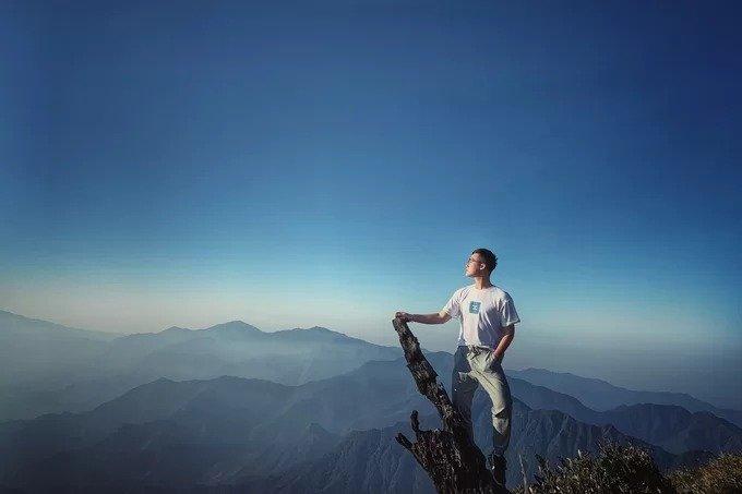 Tuy nhiên, lên tới được đỉnh thì chẳng ai còn thấy mệt nữa vì chỉ lo chụp ảnh. Bất kỳ góc nào của ngọn núi cao thứ 6 Việt Nam này, bạn đều có thể tậu những bức hình chất lừ.