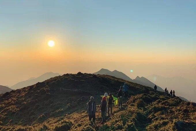 Cắm trại một đêm trên đỉnh cao, bạn được chiêm ngưỡng cảnh hoàng hôn và bình minh đẹp "lịm tim". Ở nơi hoang dã, giữa không gian bao la, chắc chắn sẽ khiến bạn cảm nhận con người thật nhỏ bẻ trước mẹ thiên nhiên.