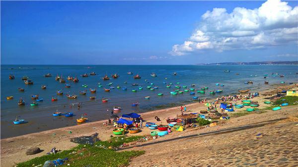 Những ngày tết, đa số ngư dân ở nhà cùng gia đình nên tàu thuyền neo lại rất nhiều.