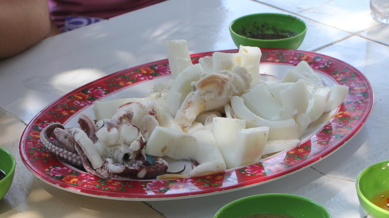 Mực trứng hấp chấm muối tiêu chanh. Ảnh: Hoàng Anh