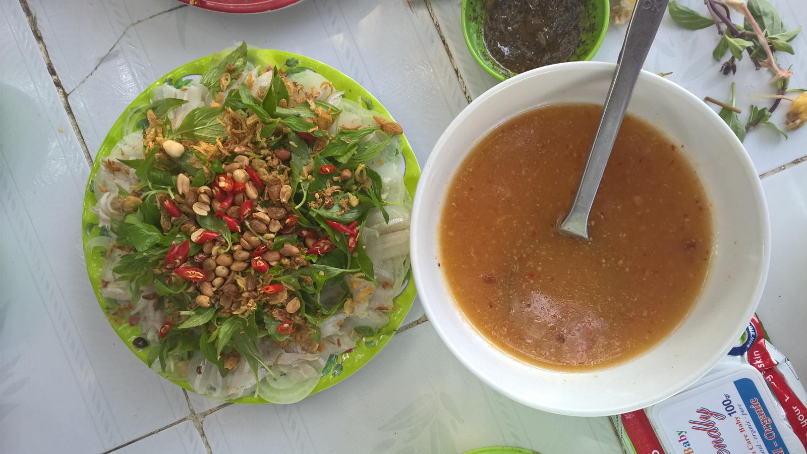 Gỏi cá mai cuốn bánh tráng. Ảnh:  Tiểu Duy