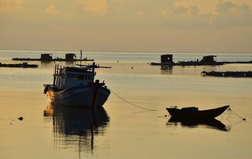 Hoàng hôn trên bờ kè Ngũ Phụng.